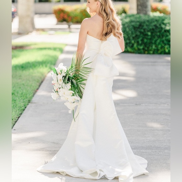 White bridal gown with removable bow - Picture 1 of 8